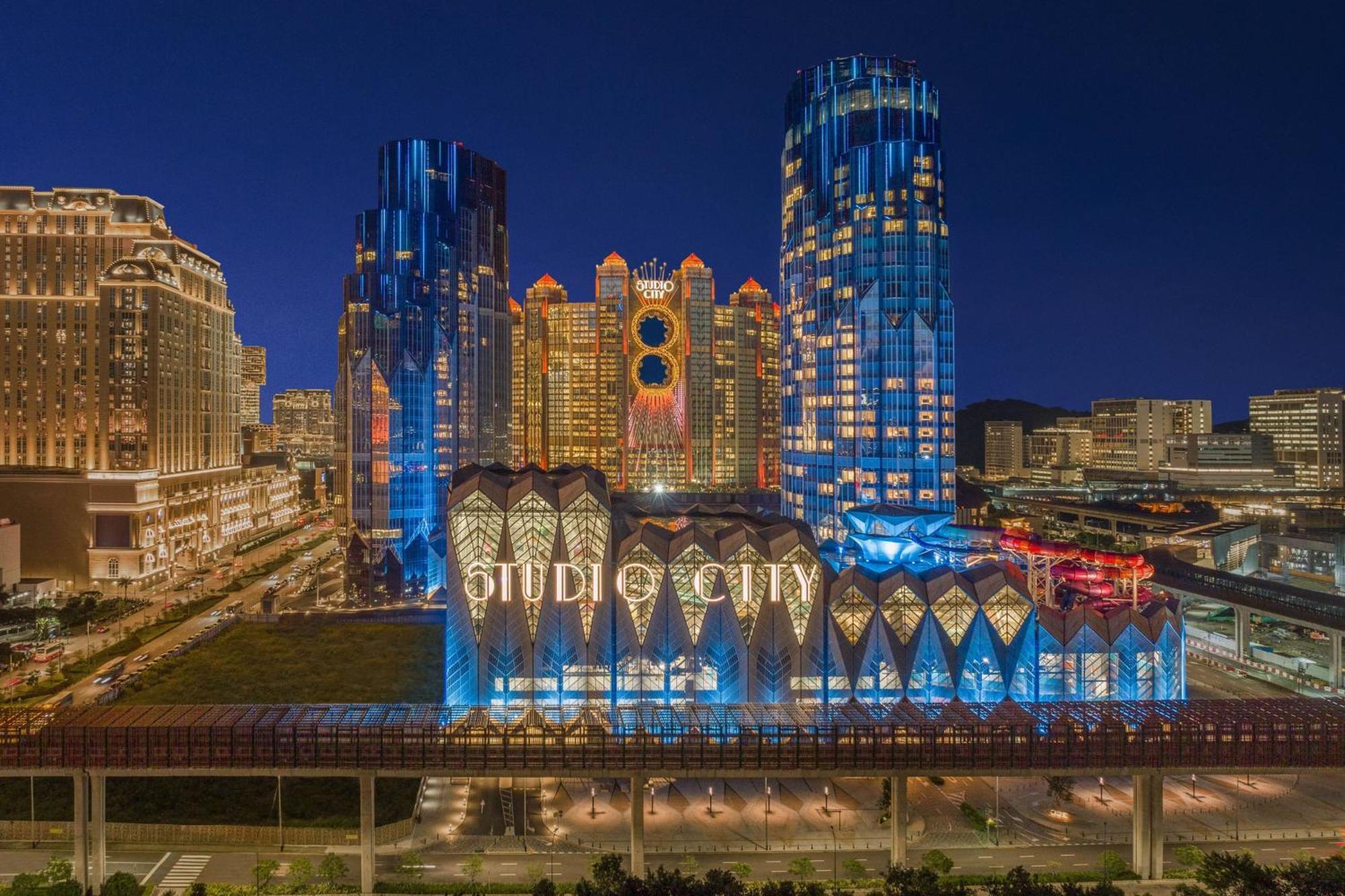 W Macau - Studio City Екстериор снимка The complex at night